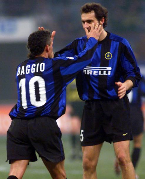 Coppa Italia stagione 1999/2000. Baggio esulta con Laurent Blanc (Ap)